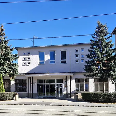 Sd Nemcovej 1 אכסניה *